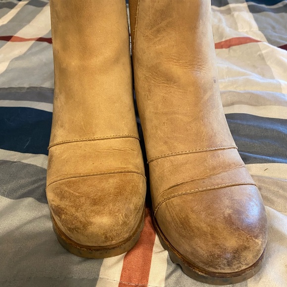 Sorel Shoes - Well lived Sorel booties.